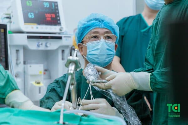 Điều trị polyp mũi bằng thuốc hoặc phẫu thuật theo chỉ định của bác sĩ chuyên khoa