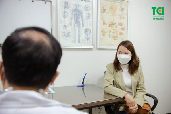 Khám lâm sàng với bác sĩ chuyên khoa