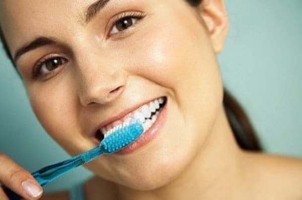 Chải răng đúng cách để không gây tổn thương cho lợi hạn chế bệnh viêm lợi.