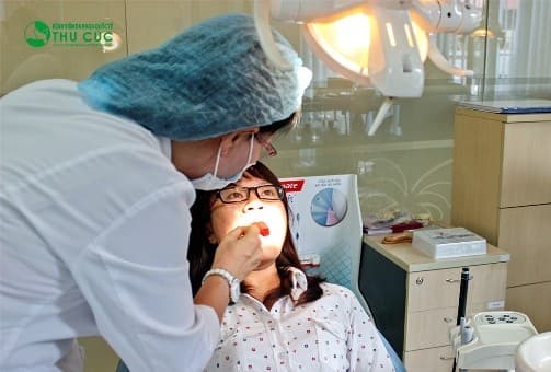 Các nha sĩ giỏi trực tiếp thực hiện thao tác cạo vôi răng khéo léo, nhẹ nhàng tạo cảm giác dễ chịu cho mọi người bệnh.