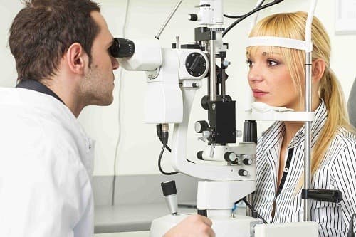 Chẩn đoán bệnh qua mắt là phát hiện một số bệnh lý bằng cách quan sát mắt.