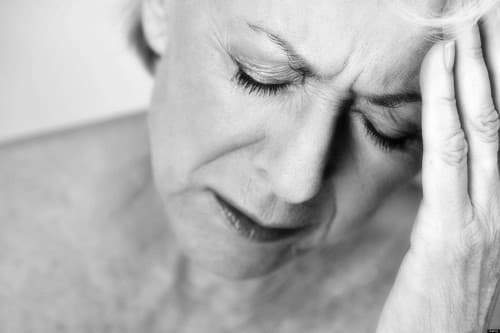 Nhức đầu đột ngột không rõ nguyên nhân có thể là triệu chứng của đột quỵ.