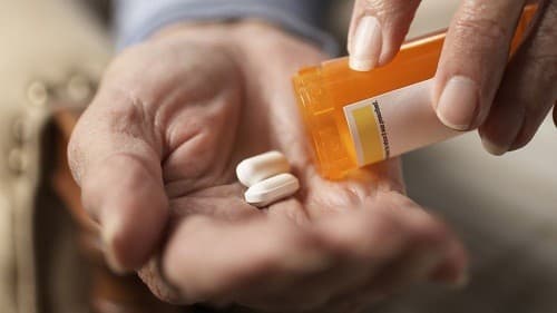 Ngoài việc sử dụng thuốc theo đúng hướng dẫn của bác sĩ, người bệnh cũng có thể hạn chế những cơn bùng phát của bệnh Crohn bằng cách tập thể dục, ăn uống lành mạnh và hạn chế căng thẳng.