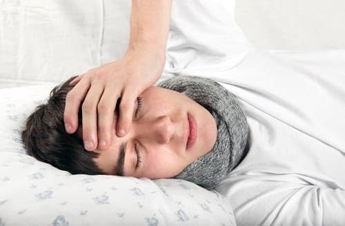 Nhức đầu, hoa mắt, chóng mặt là những triệu chứng mà người bệnh huyết áp cao có thể gặp phải.