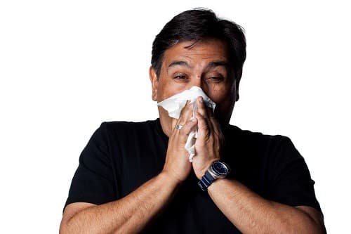 Chảy nước mũi đặc, màu vàng hoặc màu xanh; dich có thể chảy ra mũi trước trước hoặc chảy phía sau xuống họng có thể là triệu chứng của viêm xoang mạn tính.