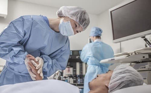 Mổ ruột thừa nằm viện bao lâu phụ thuộc vào mức độ nghiêm trọng của viêm ruột thừa và loại phẫu thuật được sử dụng. 