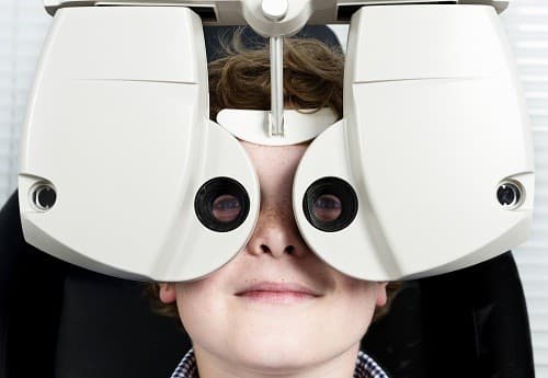 Trẻ em cần khám mắt lần đầu tiên trước khi bắt đầu tới đi học. 