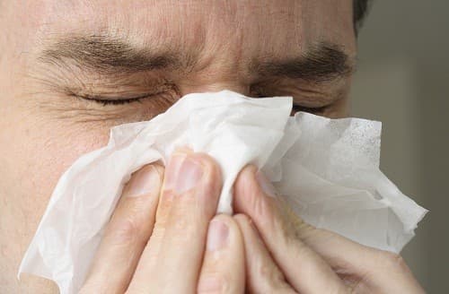 Chảy nước mũi là một trong những triệu chứng thường gặp của polyp mũi.