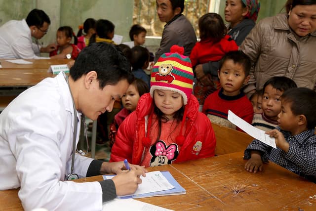 BV Thu Cúc thăm, tặng quà, khám sức khỏe miễn phí