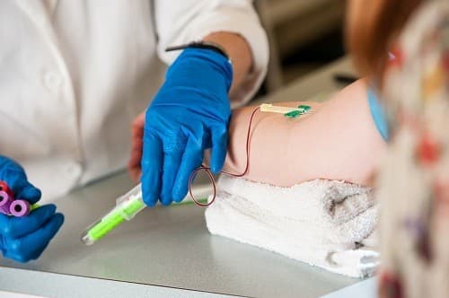 Xét nghiệm máu sẽ giúp đánh giá tình trạng ổn định sức khỏe của bệnh nhân đồng thời tìm kiếm các vấn đề nguy cơ có liên quan tới sự phát triển của bệnh viêm đại tràng. 