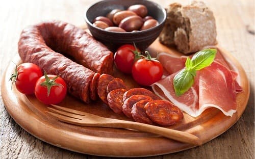 Những người ăn nhiều thịt chế biến sẵn như xúc xích và thịt hộp sẽ có nguy cơ cao phát triển bệnh ung thư đại tràng. 