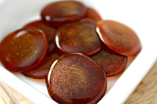 Thuốc ngậm giảm ho cũng có thể làm dịu cơn ho, tuy nhiên không sử dụng loại thuốc này cho trẻ dưới 4 tuổi.