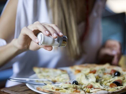 Nghiên cứu chỉ ra rằng một chế độ ăn uống ít muối sẽ làm giảm huyết áp.