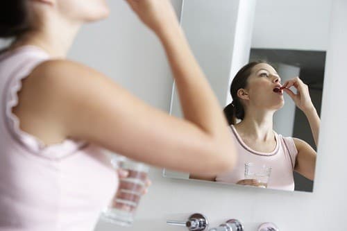 Có hơn 400 loại thuốc, bao gồm cả thuốc tự kê đơn, có thể làm giảm tiết nước bọt.