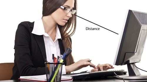 Để tránh nhức mỏi mắt nên đặt màn hình cách xa mắt khoảng 50 – 66 cm và bên dưới tầm mắt.
