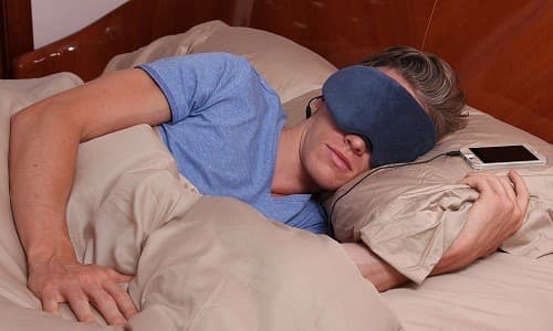 Những người dành quá nhiều thời gian làm việc bằng máy tính hoặc tập trung vào một việc gì đó, thường quên nháy mắt, khiến đôi mắt dễ bị mỏi.