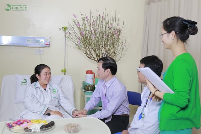 Ban lãnh đạo bệnh viện Thu Cúc chúc tết