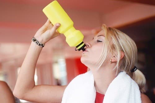 Cơ thể cần nhiều nước hơn khi chúng ta tham gia các hoạt động thể chất đòi hỏi nhiều sức lực, tiếp xúc với nhiệt độ cao, đi bộ đường dài… 