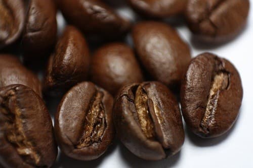 Caffein giúp giảm viêm và giảm bớt khó chịu khi bị đau đầu đồng thời hỗ trợ để các phương pháp điều trị đau đầu tự nhiên hoạt động hiệu quả hơn.