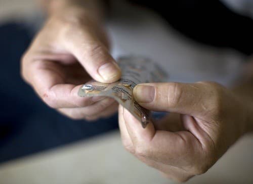 Khả năng gây nghiện nhẹ của caffein có thể gây đau đầu khi đột ngột cắt giảm hoặc ngừng sử dụng các sản phẩm có chứa caffein.