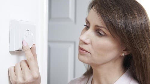 Giữ cho phòng ngủ luôn mát mẻ cũng giúp làm giảm các cơn nóng bừng mặt.