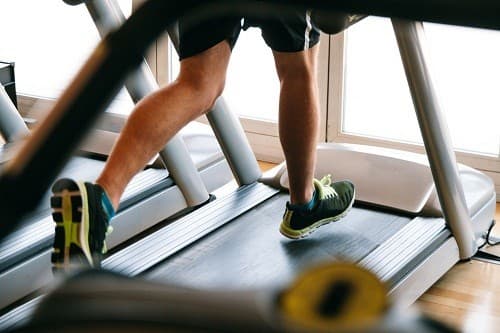 Hoạt động thể chất sẽ giúp bạn dễ đi vào giấc ngủ hơn. 