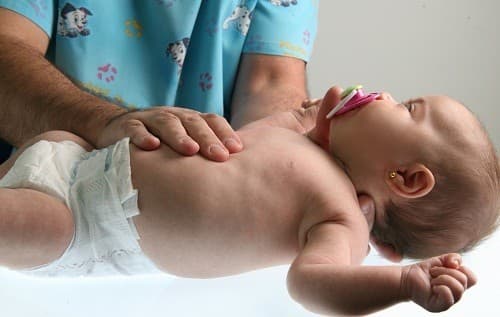 Để ngăn ngừa rotavirus - nguyên nhân phổ biến nhất của bệnh viêm dạ dày ruột ở trẻ em, cha mẹ nên cho trẻ tiêm phòng vắc xin phòng ngừa rotavirus.