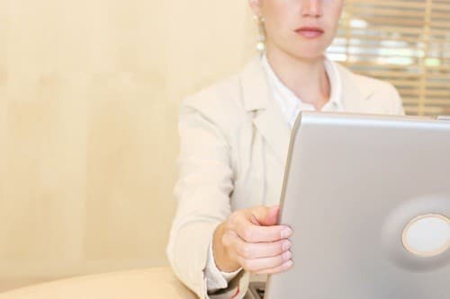 Sử dụng màn hình chống chói cho máy tính để vừa không ảnh hưởng xấu tới mắt vừa tránh những cơn đau đầu.