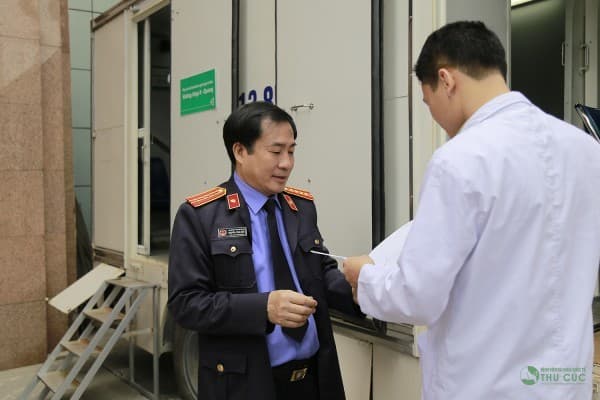 Bác sĩ tận tình giải thích những thắc mắc của người bệnh