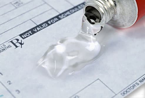 Thuốc steroid bôi da dạng kem hoặc thuốc mỡ thường được sử dụng trong điều trị bệnh eczema. 