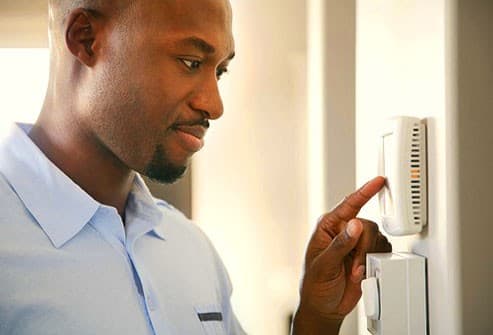 Nhiệt độ phòng quá nóng hoặc quá lạnh đều không tốt cho người bệnh eczema. 