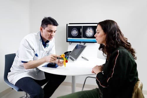 Một khối u ở bất cứ phần nào của bộ não đều làm gia tăng áp lực bên trong hộp sọ. gây ra nhiều triệu chứng, trong đó có mờ mắt.