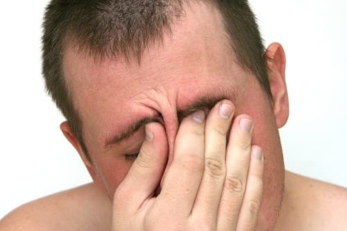 Cơn đau ở mặt ở mức từ âm ỉ tới đau nhói, đặc biệt trở nên nghiêm trọng khi người bệnh chúi đầu về phía trước. 