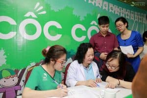 Bác sĩ Bệnh viện Thu Cúc tư vấn cho nhân viên công ty Cốc cốc