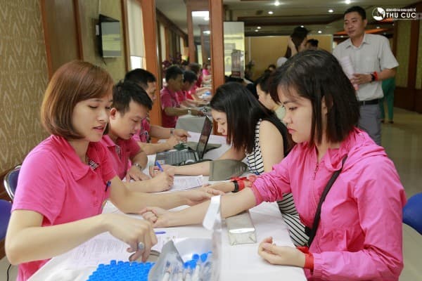 Xét nghiệm máu là thao thác chuẩn bị cần thiết trước khi thực hiện hiến máu.