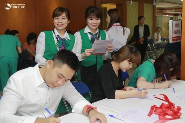 Mọi người nhanh chóng hoàn tất thủ tục đăng ký hiến máu.