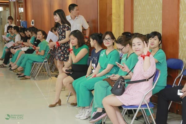 Các bác sĩ, cán bộ nhân viên vui vẻ chờ đợi đến lượt hiến máu.