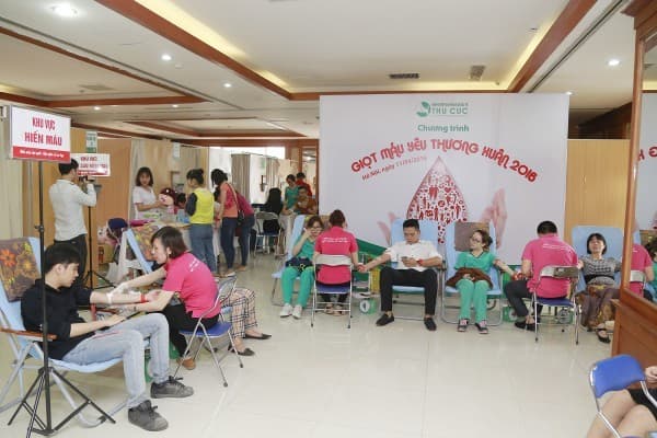 Mọi người đều vui vẻ tham gia ngày hội hiến máu tình nguyện tại bệnh viện Thu Cúc.