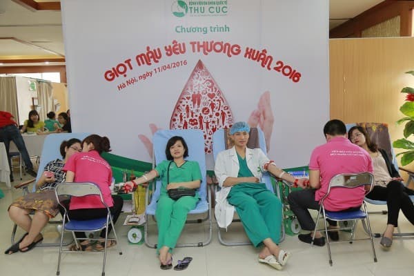 Các bác sĩ, nhân viên bệnh viện đều nhiệt tình tham gia hiến máu.