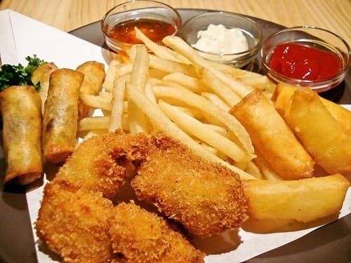 Người mắc bệnh trĩ nên kiêng các loại thực phẩm giàu chất béo. thức ăn nhiều dầu mỡ.