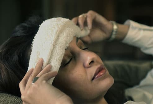 Người bị đau đầu nên nghỉ ngơi trong phòng tối yên tĩnh, nhắm mắt lại và cố gắng thư giãn lưng, cổ và vai.