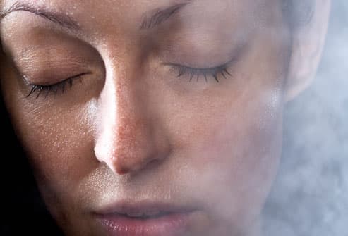 Tắm nước vòi sen nước nóng hoặc chườm nóng vào sau gáy có thể giảm bớt các triệu chứng của đau đầu căng thẳng thường xuyên. 