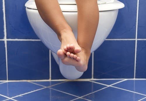 Theo các bác sĩ, u nang buồng trứng thường khiến người bệnh cảm thấy đi tiểu không hết.