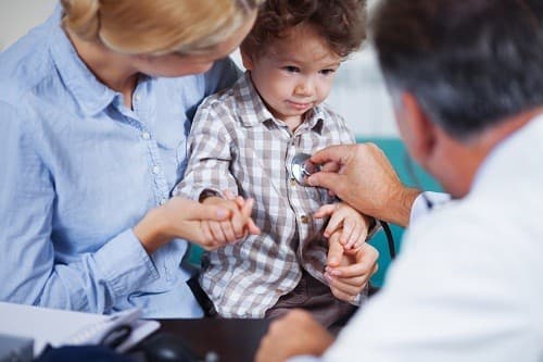 Tới bệnh viện để khám ngay khi có các dấu hiệu nghi ngờ ho gà. 