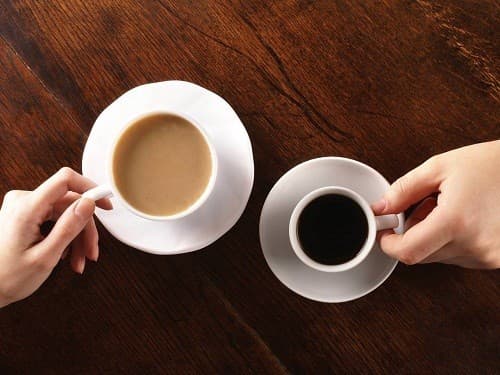 Hạn chế tiêu thụ các loại đồ ăn thức uống có chứa caffeine như cà phê, trà, soda…