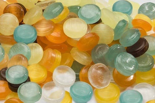 Các loại viên ngậm thảo dược không gây tê họng là một cách giúp giảm khàn tiếng mất giọng rất hiệu quả khi người bệnh đang hạn chế nói.