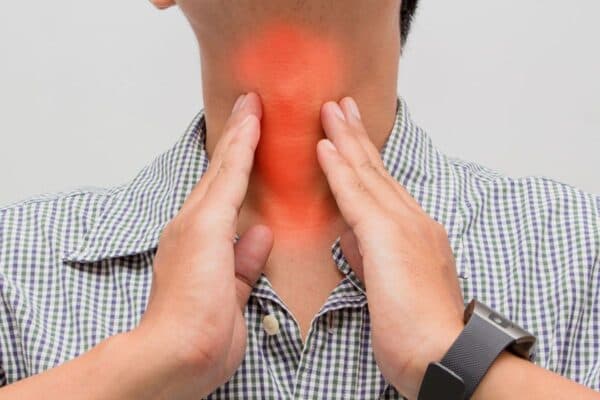 Viêm amidan gây ra tình trạng đau họng, sốt cao, hôi miệng...