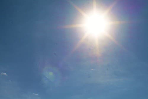 Tiếp xúc với các yếu tố môi trường như ánh sáng mặt trời, nhiệt độ khắc nghiệt có thể khởi phát mề đay. 