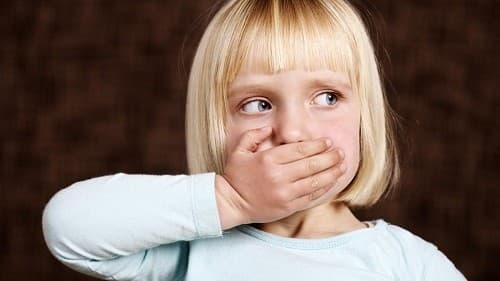 Chứng khó tiêu có thể khiến khí dư thừa tích lũy trong dạ dày, dẫn tới tình trạng ợ hơi hoặc xì hơi.