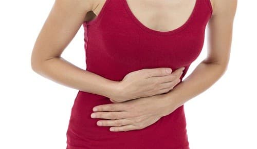 Những triệu chứng thường gặp của sỏi mật là đau bụng, sốt, vàng da, đầy hơi và buôn nôn. 